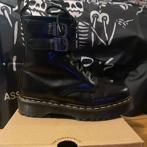 Women’s Dr. Martens 7